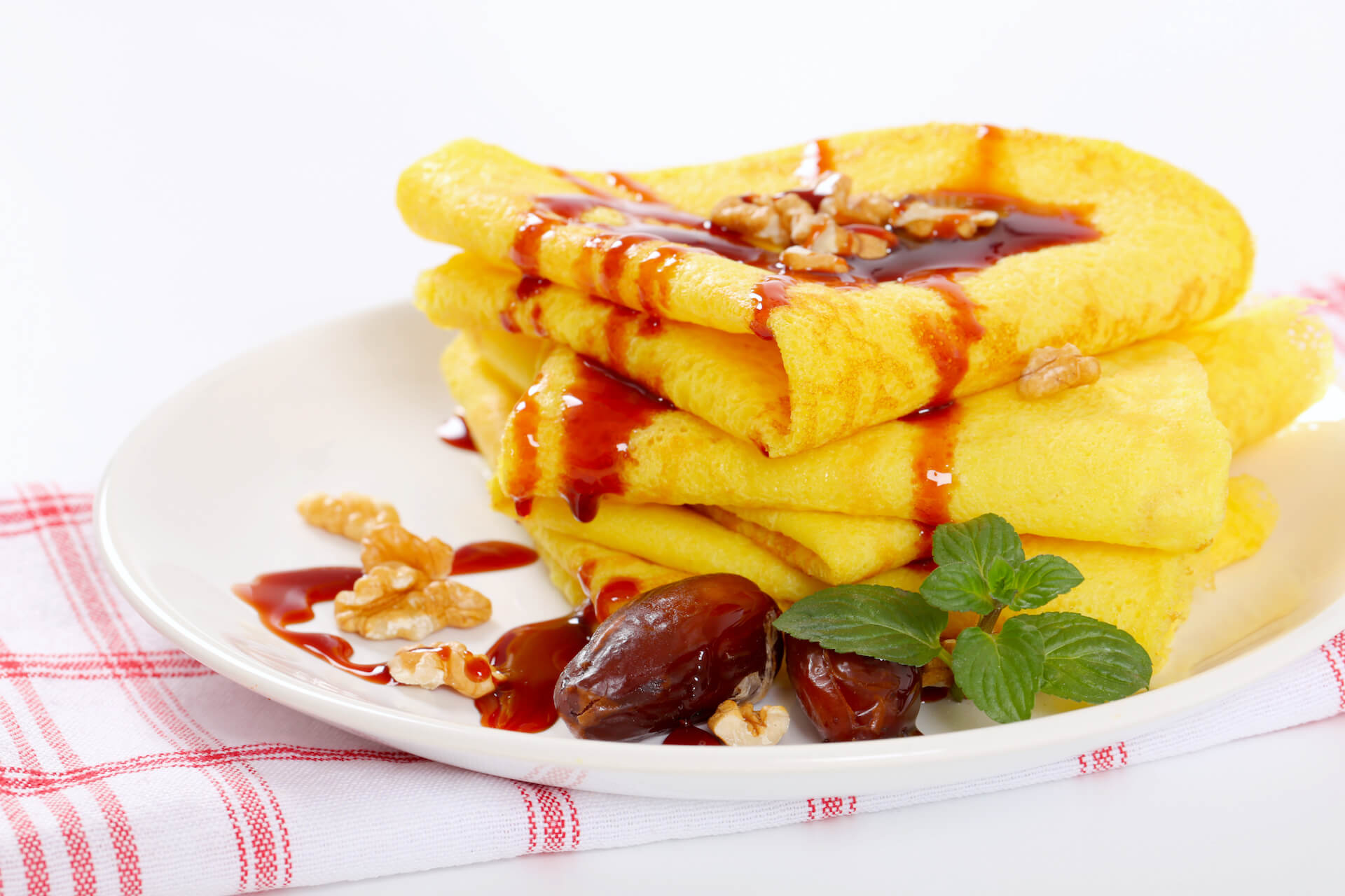 pancakes-with-walnuts-dates-and-date-syrup-P4XGMMF.jpg